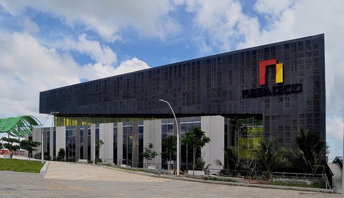 A grande vantagem deste material é ser tão resistente quanto o concreto e ao mesmo tempo apresentar uma ductilidade semelhante à da madeira