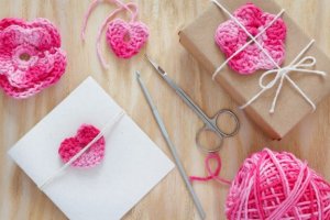 4 decorações com flores de crochê