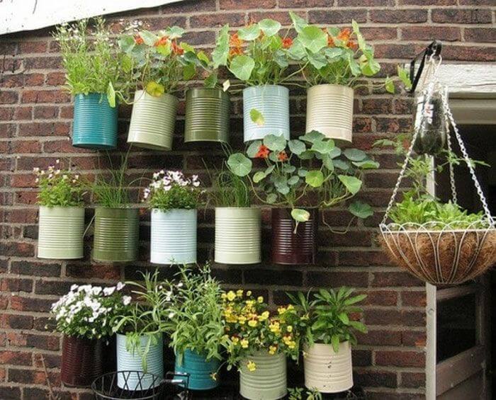 Minijardins com latas recicladas