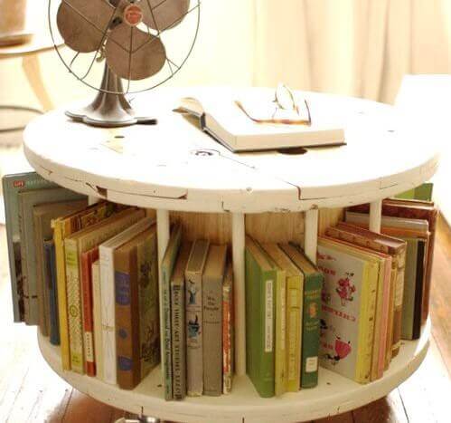 Mesa de bobina com revisteiro