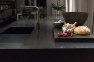 Vantagens e desvantagens das bancadas de granito na cozinha