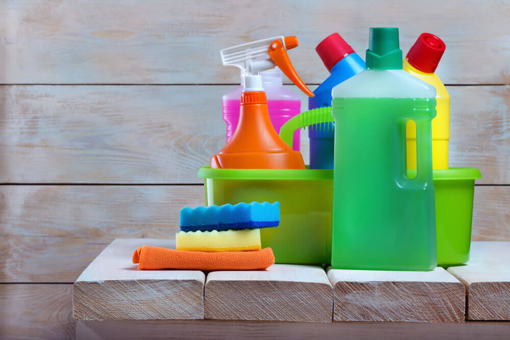 Produtos de limpeza para bancadas de granito na cozinha