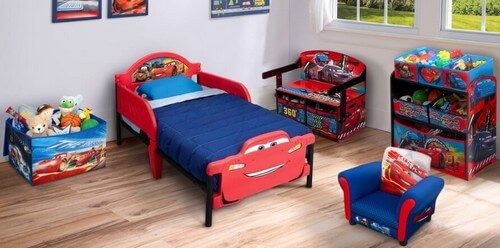 Quarto infantil com tema do filme Carros