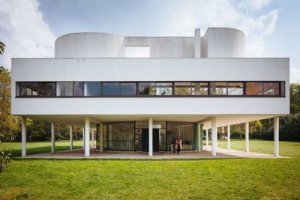 Como é o interior da Villa Savoye de Le Corbusier?