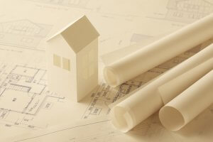 Reformar a casa por conta própria ou contratar um profissional?