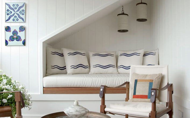 espaço debaixo das escadas