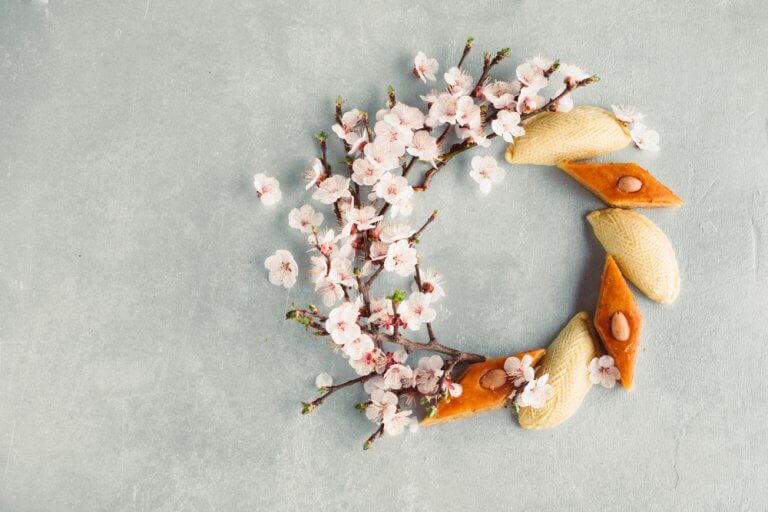 Decorar guirlandas com pétalas de flores