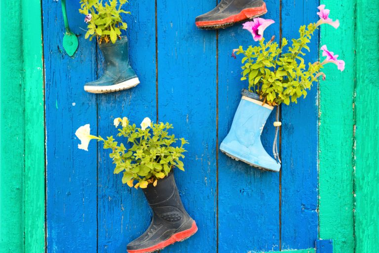 Botas de chuva, um dos elementos mais originais para decorar com flores