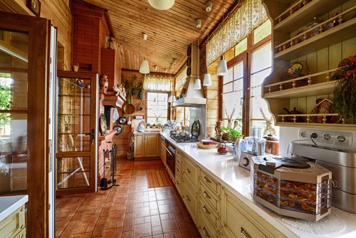 Comunicação com o exterior em uma cozinha rústica