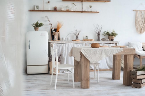 O melhor lugar para colocar as lâmpadas na cozinha rústica é na bancada ou na mesa de jantar