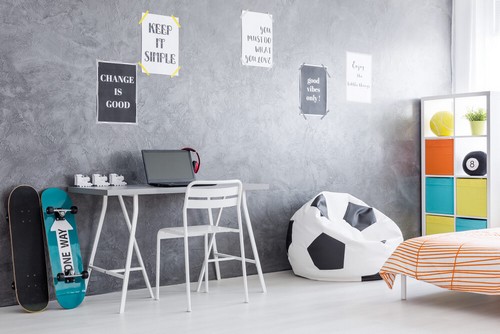 Um quarto juvenil bem decorado também é possível quando as paredes são cinza