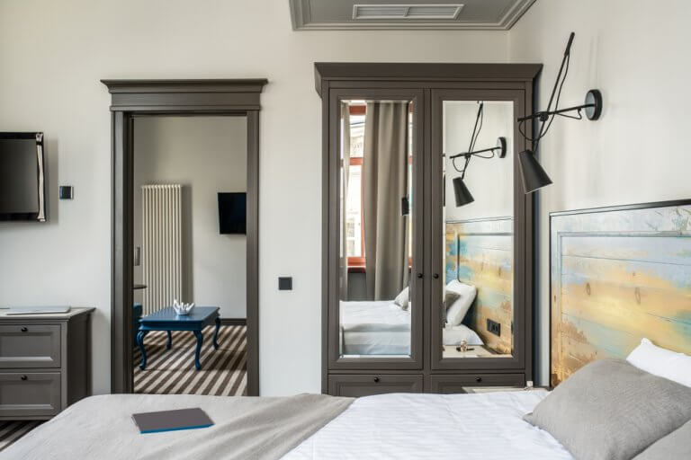 Brinque com os espelhos e personalize a sua casa