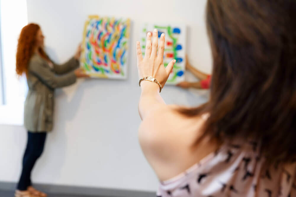 Dando vida à sua casa colocando quadros na parede