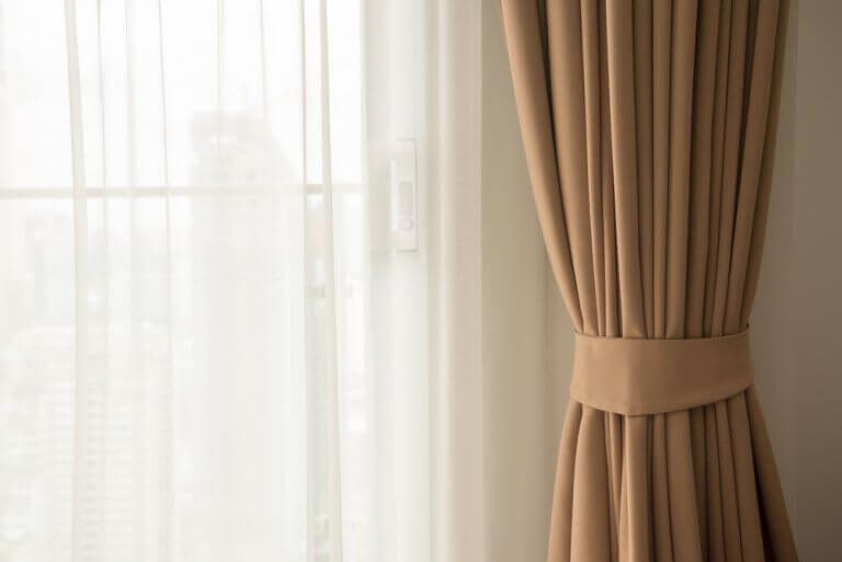 Colocar cortinas leves