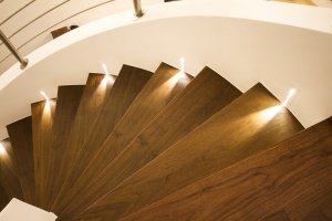 Luzes nos degraus das escadas: fórmulas e tipos