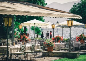 Decoração para o terraço de um bar
