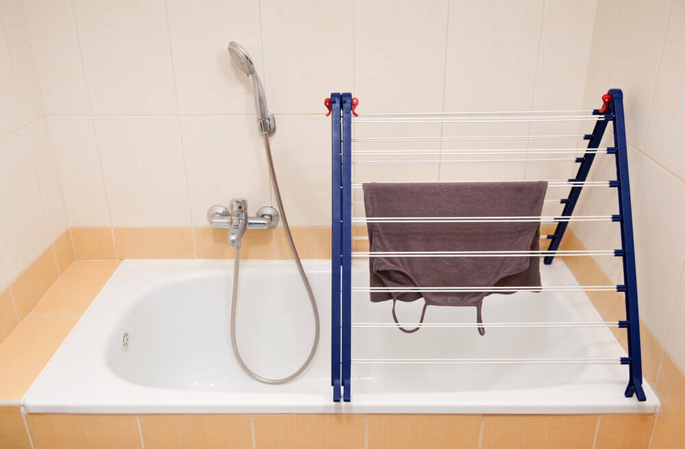 Uma mini lavanderia no banheiro