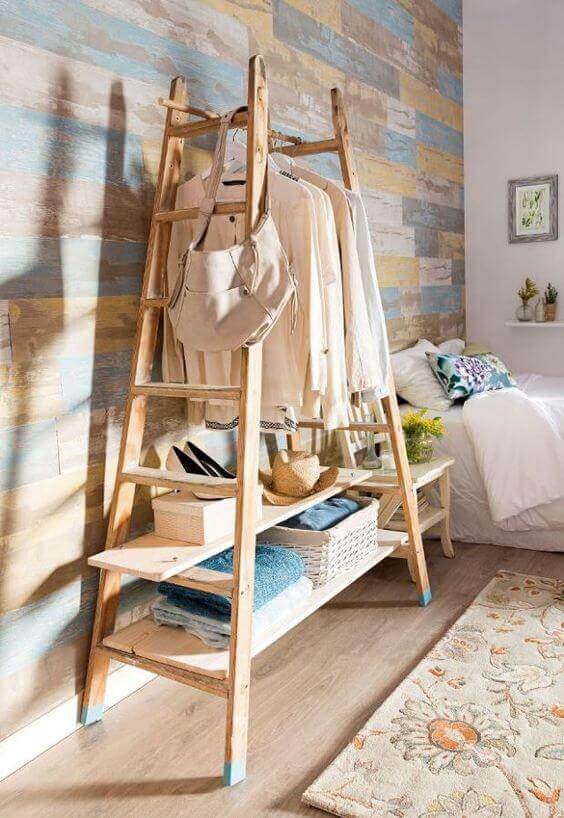 Closet feito com objetos reciclados