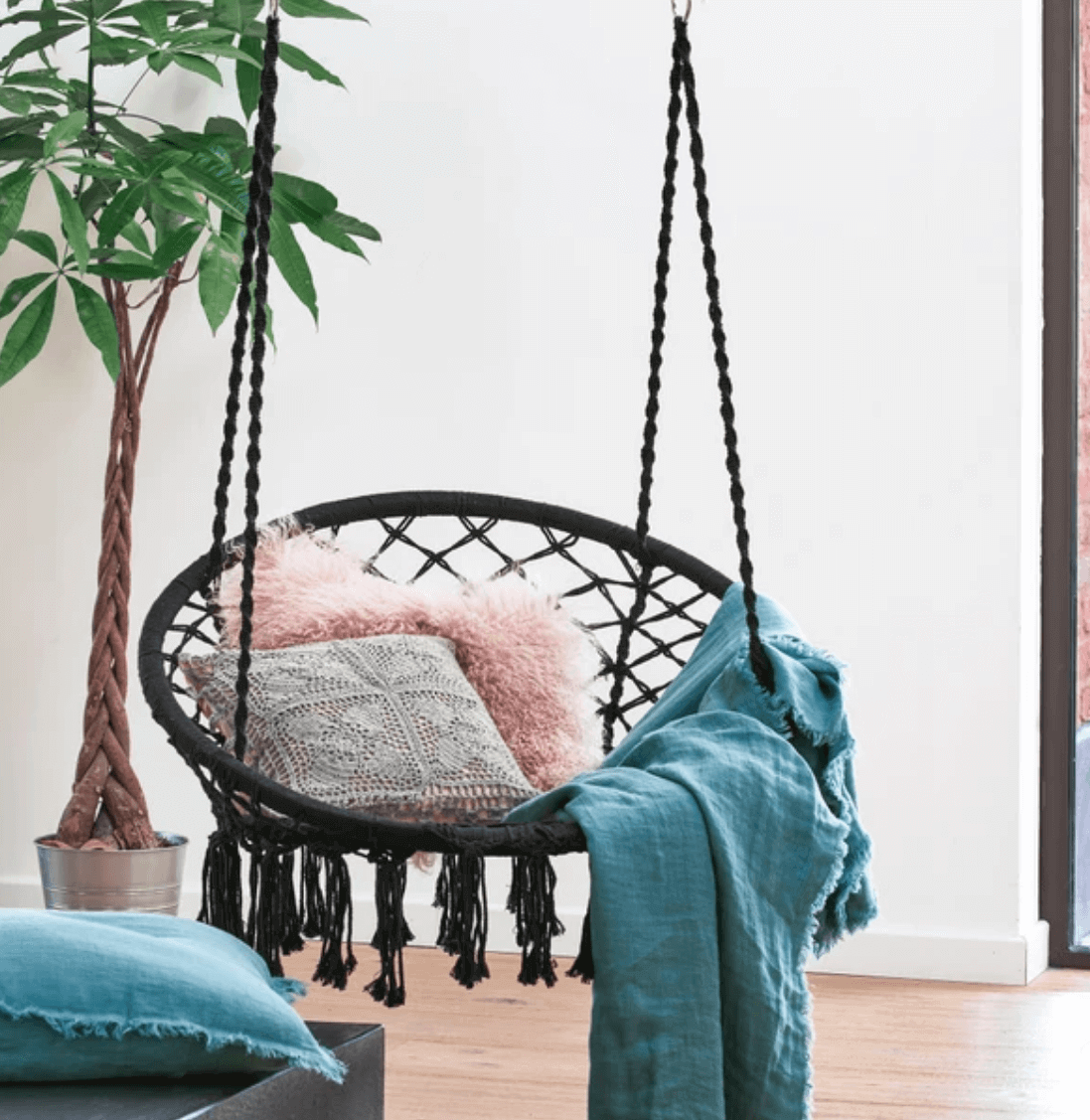 As melhores cadeiras suspensas para uma casa chique