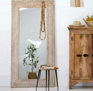 Espelhos de chão: uma tendência que multiplica a beleza da sua casa