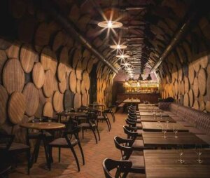 Decoração de uma cafeteria com estilo rústico