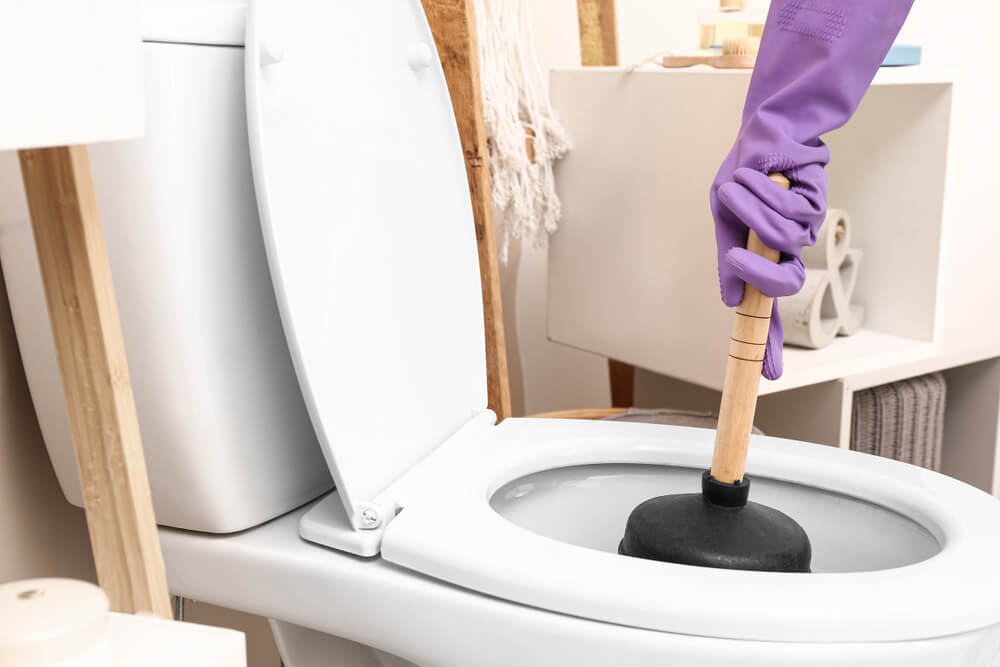 3 truques para desentupir um vaso sanitário